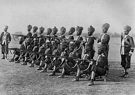 İngilizler, kendilerine hizmet edecek Hintli bir güvenlik teşkilatı oluşturmuştur.