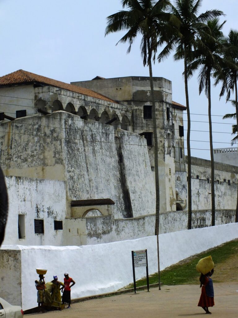 Elmina Köle Hapishanesin Gana sahilinde Portekizliler tarafından yapılmıştır.