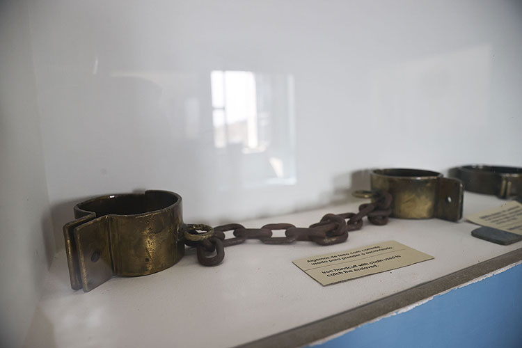 Kölelerin kaçmasını engellemek için pranga kullanılırdı.