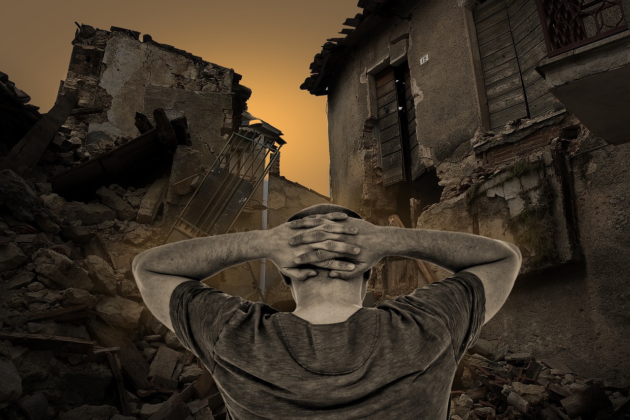 Evi yıkılmış umutsuz bir insan