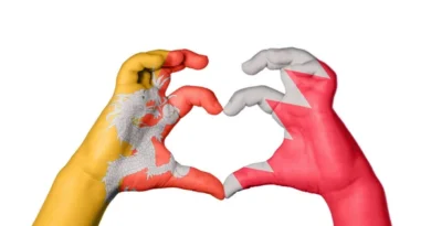 2024 dünya kadınlar günü teması iki elin oluşturduğu kalp