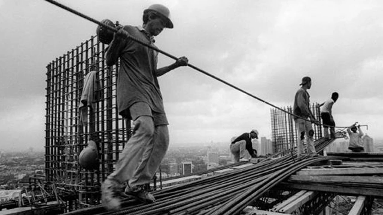 Erkek işçi inşaatta çalışıyor